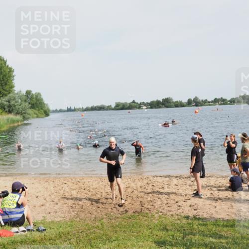 21.06.2025 - 27. Vierlanden-Triathlon MichiJ http://msf.ph/oto/8002692 15.06.2026 10:05:27 Schwimmen 378, 393, 402, 409, 456 meine-sportfotos.de