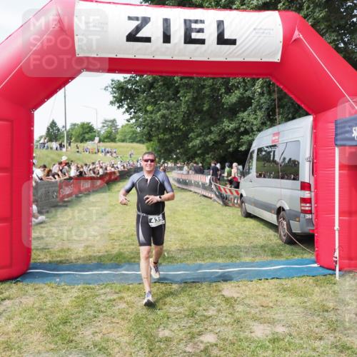 21.06.2025 - 27. Vierlanden-Triathlon MichiJ http://msf.ph/oto/8002718 15.06.2026 11:26:49 Ziel 435 meine-sportfotos.de