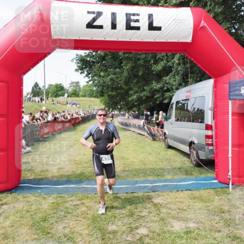 21.06.2025 - 27. Vierlanden-Triathlon MichiJ http://msf.ph/oto/8002736 15.06.2026 11:26:49 Ziel 435 meine-sportfotos.de