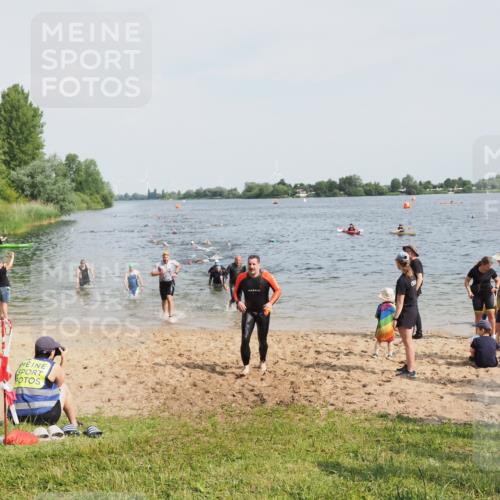 21.06.2025 - 27. Vierlanden-Triathlon MichiJ http://msf.ph/oto/8002747 15.06.2026 10:05:34 Schwimmen 366, 378, 401, 409, 413 meine-sportfotos.de