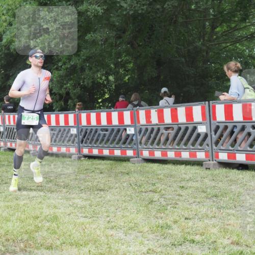 21.06.2025 - 27. Vierlanden-Triathlon KatJ http://msf.ph/oto/8002751 15.06.2025 12:56:40 Ziel 725, 1004, 1006, 1007, 1008 meine-sportfotos.de