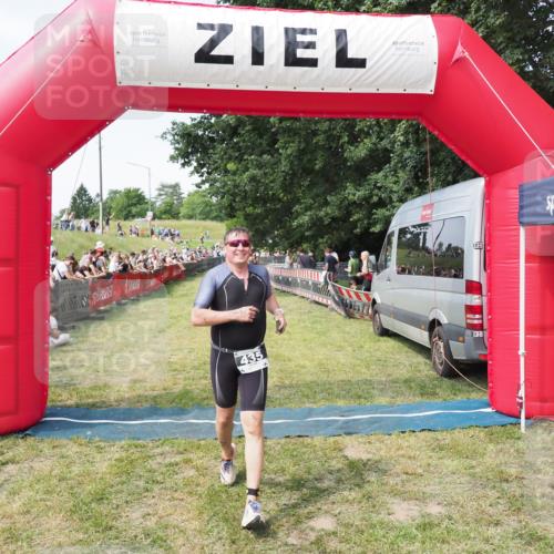 21.06.2025 - 27. Vierlanden-Triathlon MichiJ http://msf.ph/oto/8002762 15.06.2026 11:26:50 Ziel 435 meine-sportfotos.de
