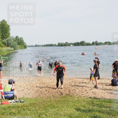 21.06.2025 - 27. Vierlanden-Triathlon MichiJ http://msf.ph/oto/8002766 15.06.2026 10:05:34 Schwimmen 366, 378, 401, 409, 413 meine-sportfotos.de