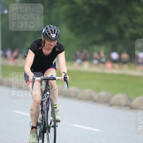 21.06.2025 - 27. Vierlanden-Triathlon H.Heesch http://msf.ph/oto/8002775 15.06.2025 12:43:34 Radfahren 881 meine-sportfotos.de