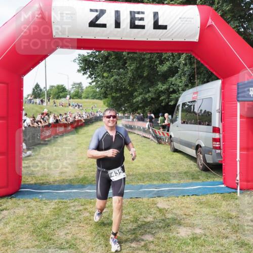 21.06.2025 - 27. Vierlanden-Triathlon MichiJ http://msf.ph/oto/8002777 15.06.2026 11:26:50 Ziel 435 meine-sportfotos.de