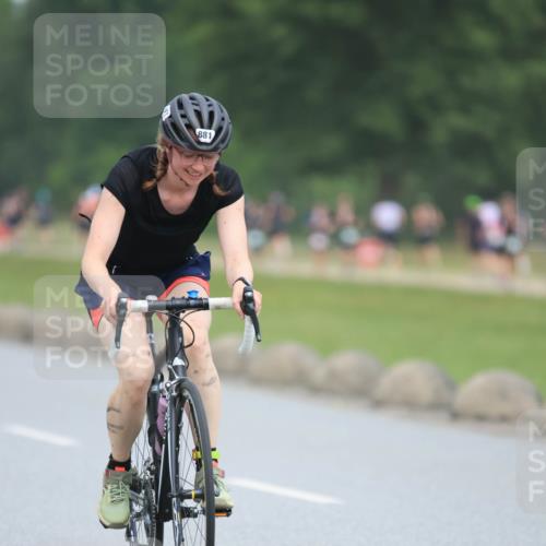 21.06.2025 - 27. Vierlanden-Triathlon H.Heesch http://msf.ph/oto/8002794 15.06.2025 12:43:34 Radfahren 881 meine-sportfotos.de