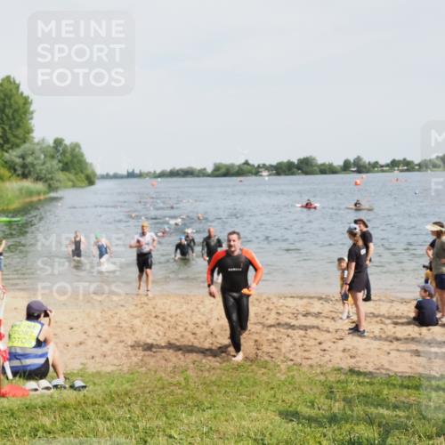 21.06.2025 - 27. Vierlanden-Triathlon MichiJ http://msf.ph/oto/8002796 15.06.2026 10:05:34 Schwimmen 366, 378, 401, 409, 413 meine-sportfotos.de