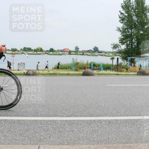 21.06.2025 - 27. Vierlanden-Triathlon H.Heesch http://msf.ph/oto/8002824 15.06.2025 12:43:46 Radfahren 913 meine-sportfotos.de