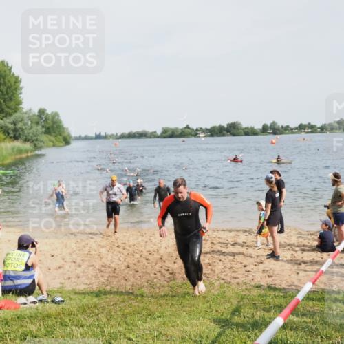 21.06.2025 - 27. Vierlanden-Triathlon MichiJ http://msf.ph/oto/8002850 15.06.2026 10:05:35 Schwimmen 366, 378, 401, 409, 413 meine-sportfotos.de