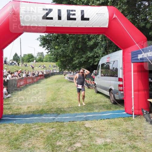 21.06.2025 - 27. Vierlanden-Triathlon MichiJ http://msf.ph/oto/8002853 15.06.2026 11:26:59 Ziel 188 meine-sportfotos.de