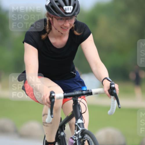 21.06.2025 - 27. Vierlanden-Triathlon H.Heesch http://msf.ph/oto/8002854 15.06.2025 12:43:35 Radfahren 881 meine-sportfotos.de