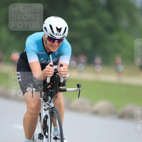 21.06.2025 - 27. Vierlanden-Triathlon H.Heesch http://msf.ph/oto/8002870 15.06.2025 12:43:44 Radfahren 913 meine-sportfotos.de