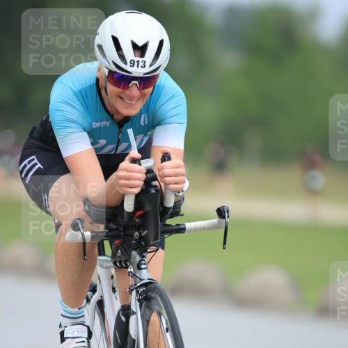 21.06.2025 - 27. Vierlanden-Triathlon H.Heesch http://msf.ph/oto/8002883 15.06.2025 12:43:44 Radfahren 913 meine-sportfotos.de