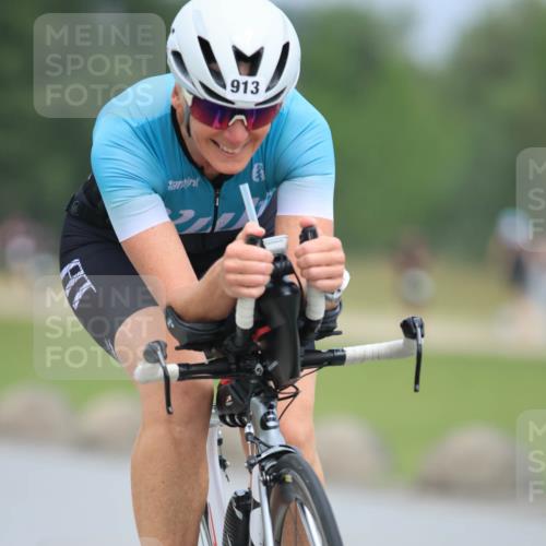 21.06.2025 - 27. Vierlanden-Triathlon H.Heesch http://msf.ph/oto/8002895 15.06.2025 12:43:44 Radfahren 913 meine-sportfotos.de