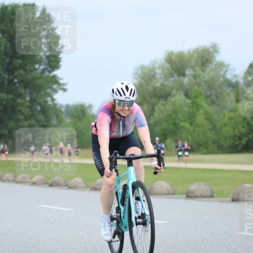 21.06.2025 - 27. Vierlanden-Triathlon H.Heesch http://msf.ph/oto/8002906 15.06.2025 12:44:02 Radfahren 876 meine-sportfotos.de