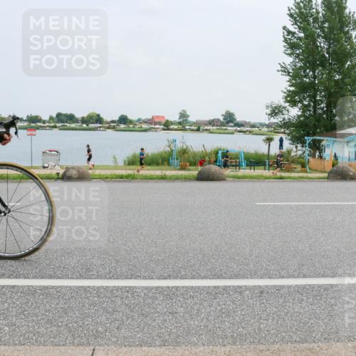21.06.2025 - 27. Vierlanden-Triathlon H.Heesch http://msf.ph/oto/8002907 15.06.2025 12:44:35 Radfahren 956 meine-sportfotos.de