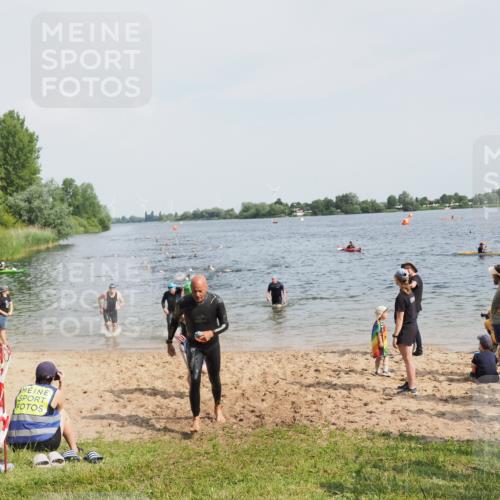21.06.2025 - 27. Vierlanden-Triathlon MichiJ http://msf.ph/oto/8002929 15.06.2026 10:05:40 Schwimmen 366, 378, 392, 401, 413, 442, 450 meine-sportfotos.de