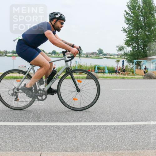 21.06.2025 - 27. Vierlanden-Triathlon H.Heesch http://msf.ph/oto/8002963 15.06.2025 12:44:47 Radfahren 673, 719 meine-sportfotos.de