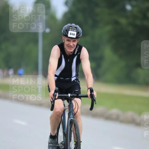 21.06.2025 - 27. Vierlanden-Triathlon H.Heesch http://msf.ph/oto/8002986 15.06.2025 12:44:19 Radfahren 800, 849, 965 meine-sportfotos.de