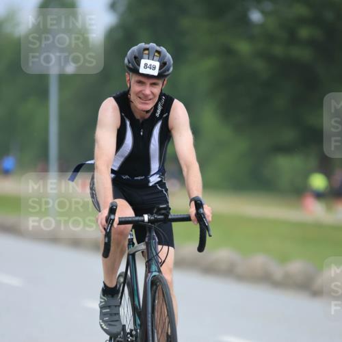 21.06.2025 - 27. Vierlanden-Triathlon H.Heesch http://msf.ph/oto/8002993 15.06.2025 12:44:19 Radfahren 800, 849, 965 meine-sportfotos.de
