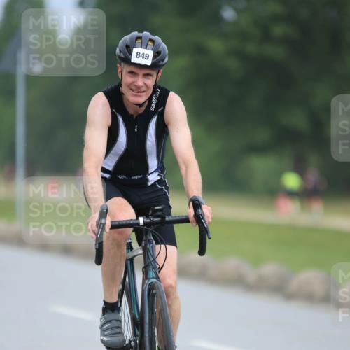 21.06.2025 - 27. Vierlanden-Triathlon H.Heesch http://msf.ph/oto/8003004 15.06.2025 12:44:19 Radfahren 800, 849, 965 meine-sportfotos.de