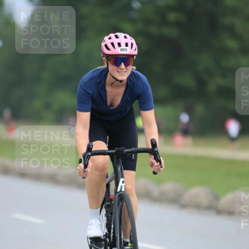 21.06.2025 - 27. Vierlanden-Triathlon H.Heesch http://msf.ph/oto/8003010 15.06.2025 12:44:25 Radfahren 956, 965 meine-sportfotos.de