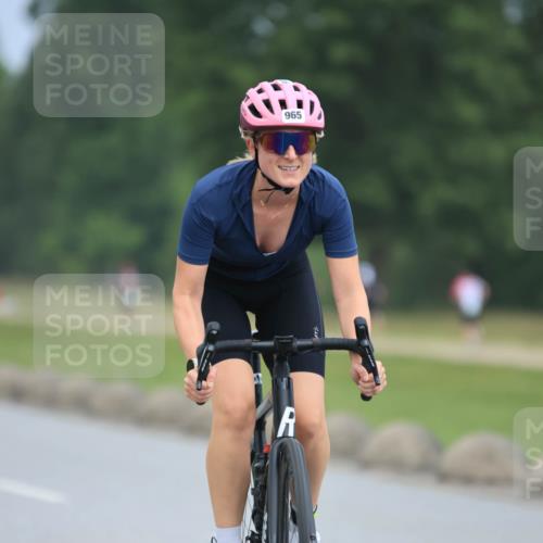 21.06.2025 - 27. Vierlanden-Triathlon H.Heesch http://msf.ph/oto/8003018 15.06.2025 12:44:25 Radfahren 956, 965 meine-sportfotos.de