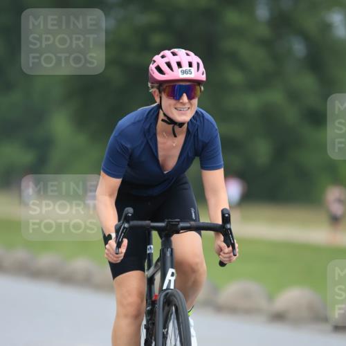 21.06.2025 - 27. Vierlanden-Triathlon H.Heesch http://msf.ph/oto/8003025 15.06.2025 12:44:25 Radfahren 956, 965 meine-sportfotos.de