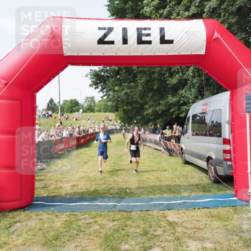 21.06.2025 - 27. Vierlanden-Triathlon MichiJ http://msf.ph/oto/8003032 15.06.2026 11:27:09 Ziel 362 meine-sportfotos.de