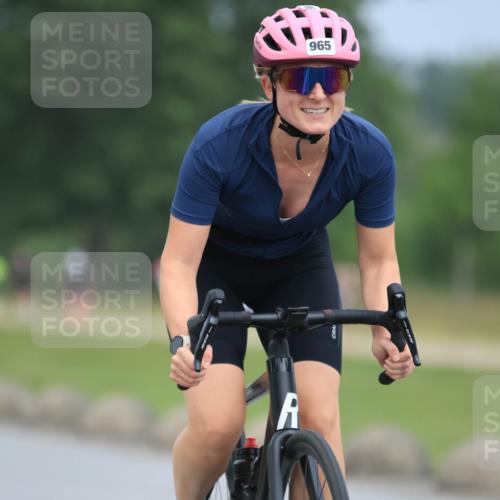 21.06.2025 - 27. Vierlanden-Triathlon H.Heesch http://msf.ph/oto/8003035 15.06.2025 12:44:25 Radfahren 956, 965 meine-sportfotos.de