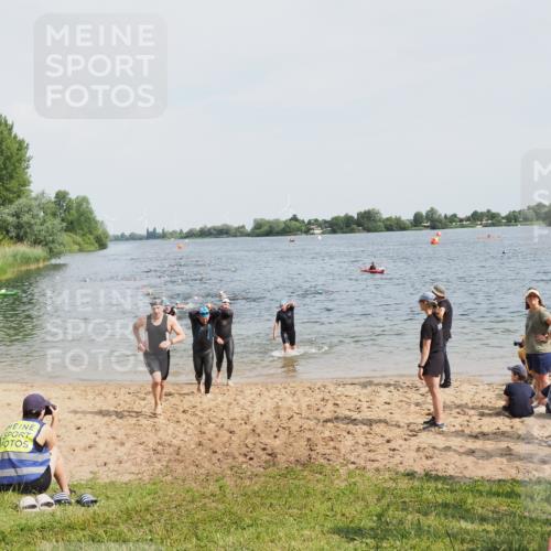 21.06.2025 - 27. Vierlanden-Triathlon MichiJ http://msf.ph/oto/8003038 15.06.2026 10:05:44 Schwimmen 366, 392, 401, 413, 435, 442, 450 meine-sportfotos.de
