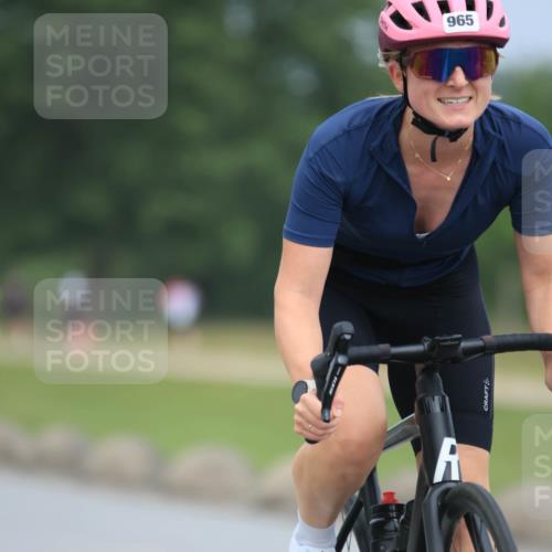 21.06.2025 - 27. Vierlanden-Triathlon H.Heesch http://msf.ph/oto/8003046 15.06.2025 12:44:25 Radfahren 956, 965 meine-sportfotos.de