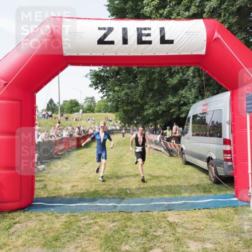 21.06.2025 - 27. Vierlanden-Triathlon MichiJ http://msf.ph/oto/8003056 15.06.2026 11:27:09 Ziel 362 meine-sportfotos.de