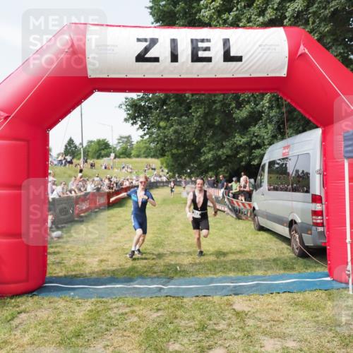21.06.2025 - 27. Vierlanden-Triathlon MichiJ http://msf.ph/oto/8003070 15.06.2026 11:27:09 Ziel 362 meine-sportfotos.de
