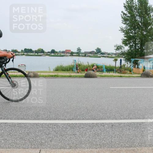 21.06.2025 - 27. Vierlanden-Triathlon H.Heesch http://msf.ph/oto/8003072 15.06.2025 12:45:45 Radfahren 880, 914, 932 meine-sportfotos.de