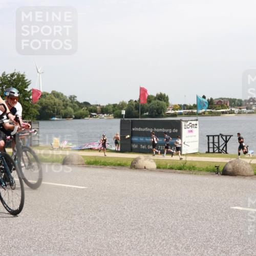 21.06.2025 - 27. Vierlanden-Triathlon H.Heesch http://msf.ph/oto/8003083 15.06.2025 11:47:48 Radfahren 82, 108, 709, 829 meine-sportfotos.de