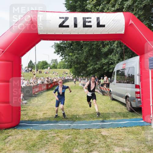 21.06.2025 - 27. Vierlanden-Triathlon MichiJ http://msf.ph/oto/8003089 15.06.2026 11:27:09 Ziel 362 meine-sportfotos.de