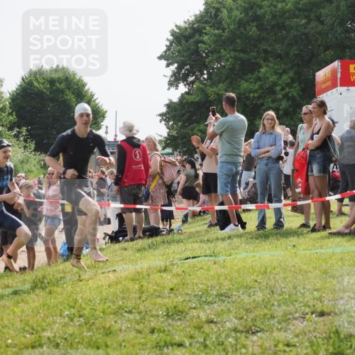 15.06.2025 - 27. Vierlanden-Triathlon KatJ http://msf.ph/oto/8003102 15.06.2025 09:59:58 Schwimmen 266, 351, 358 meine-sportfotos.de