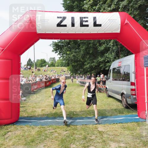 21.06.2025 - 27. Vierlanden-Triathlon MichiJ http://msf.ph/oto/8003105 15.06.2026 11:27:09 Ziel 362 meine-sportfotos.de