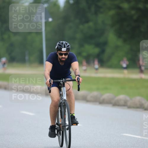21.06.2025 - 27. Vierlanden-Triathlon H.Heesch http://msf.ph/oto/8003109 15.06.2025 12:44:43 Radfahren 673, 719 meine-sportfotos.de