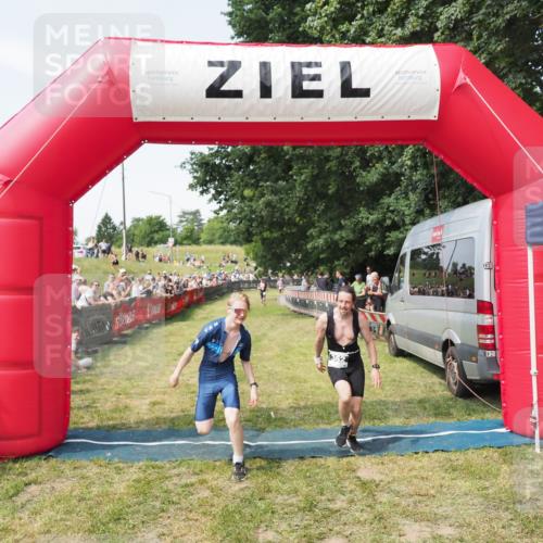 21.06.2025 - 27. Vierlanden-Triathlon MichiJ http://msf.ph/oto/8003117 15.06.2026 11:27:09 Ziel 362 meine-sportfotos.de