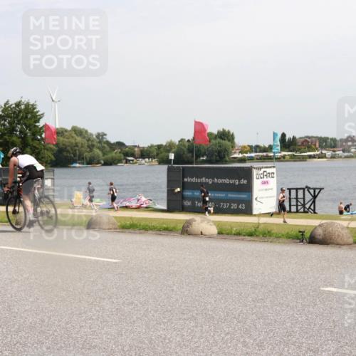 21.06.2025 - 27. Vierlanden-Triathlon H.Heesch http://msf.ph/oto/8003125 15.06.2025 11:47:51 Radfahren 82, 108, 706, 829 meine-sportfotos.de