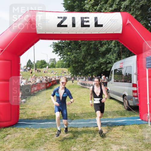 21.06.2025 - 27. Vierlanden-Triathlon MichiJ http://msf.ph/oto/8003128 15.06.2026 11:27:10 Ziel 362 meine-sportfotos.de