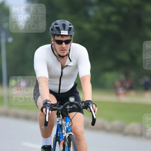 21.06.2025 - 27. Vierlanden-Triathlon H.Heesch http://msf.ph/oto/8003135 15.06.2025 12:44:45 Radfahren 673, 719 meine-sportfotos.de
