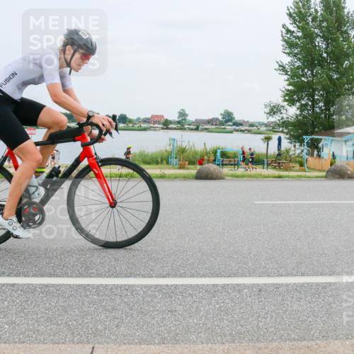 21.06.2025 - 27. Vierlanden-Triathlon H.Heesch http://msf.ph/oto/8003146 15.06.2025 12:45:49 Radfahren 880, 932 meine-sportfotos.de