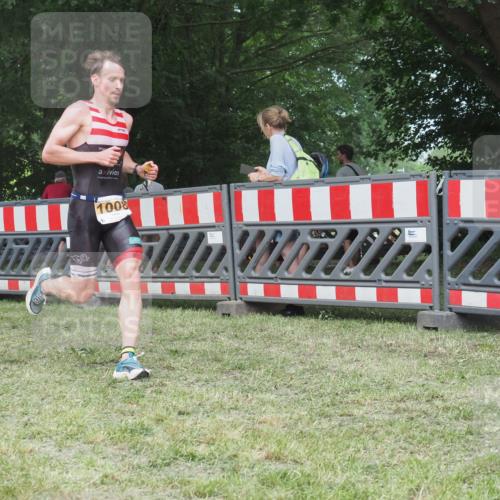 21.06.2025 - 27. Vierlanden-Triathlon KatJ http://msf.ph/oto/8003185 15.06.2025 12:56:46 Ziel 1008 meine-sportfotos.de