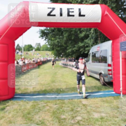 21.06.2025 - 27. Vierlanden-Triathlon MichiJ http://msf.ph/oto/8003193 15.06.2026 11:27:18 Ziel 369, 490 meine-sportfotos.de