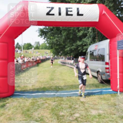 21.06.2025 - 27. Vierlanden-Triathlon MichiJ http://msf.ph/oto/8003220 15.06.2026 11:27:19 Ziel 369, 490 meine-sportfotos.de