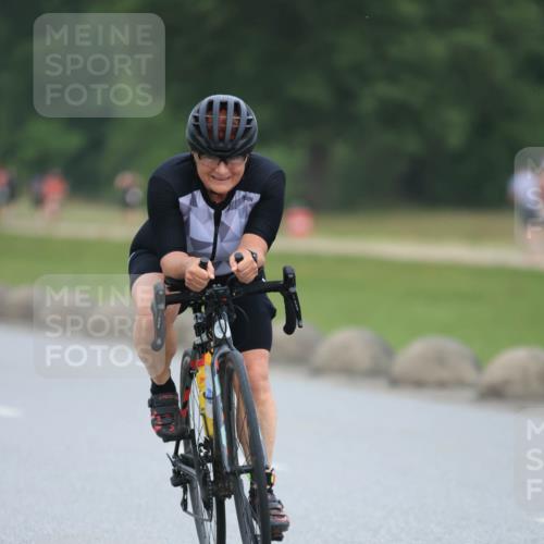 21.06.2025 - 27. Vierlanden-Triathlon H.Heesch http://msf.ph/oto/8003227 15.06.2025 12:45:42 Radfahren 880, 914, 932 meine-sportfotos.de