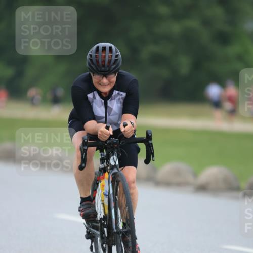 21.06.2025 - 27. Vierlanden-Triathlon H.Heesch http://msf.ph/oto/8003237 15.06.2025 12:45:42 Radfahren 880, 914, 932 meine-sportfotos.de